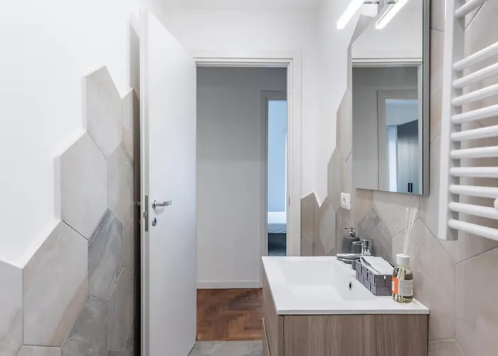 Skylife Modern 4-bedroom Trastevere Apartment *